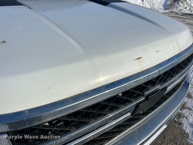 image for item ET6925 2011 Chevrolet Silverado 3500HD Ext. Cab flatbed pickup truck