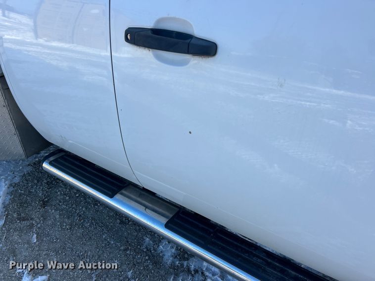 image for item ET6925 2011 Chevrolet Silverado 3500HD Ext. Cab flatbed pickup truck