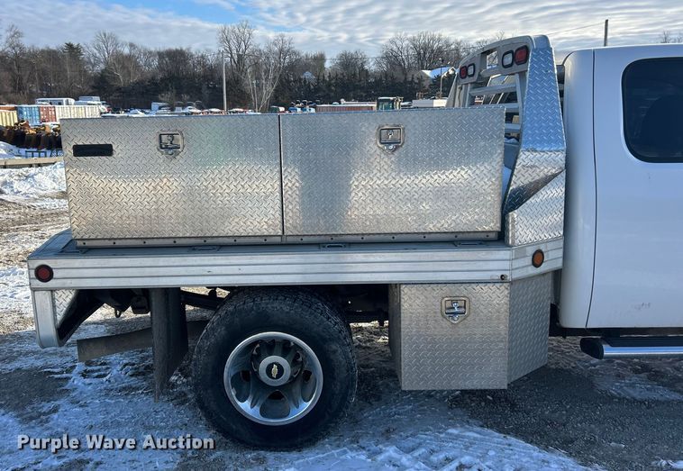 image for item ET6925 2011 Chevrolet Silverado 3500HD Ext. Cab flatbed pickup truck