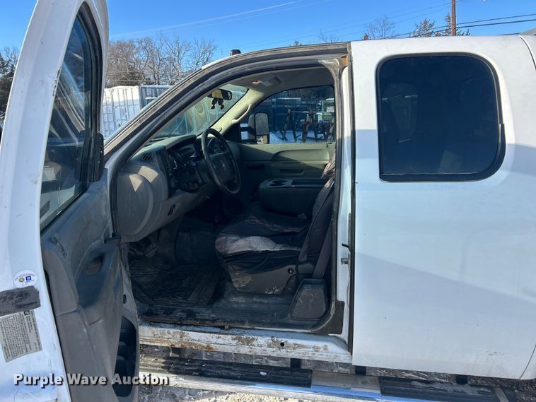 image for item ET6925 2011 Chevrolet Silverado 3500HD Ext. Cab flatbed pickup truck