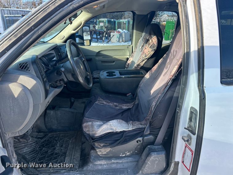 image for item ET6925 2011 Chevrolet Silverado 3500HD Ext. Cab flatbed pickup truck