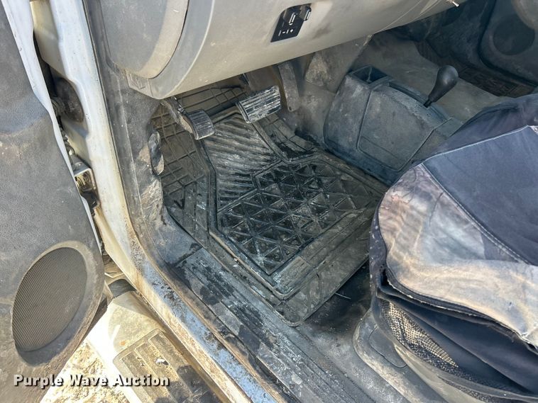 image for item ET6925 2011 Chevrolet Silverado 3500HD Ext. Cab flatbed pickup truck