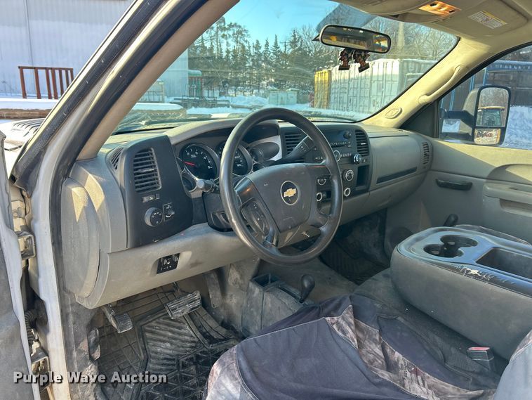 image for item ET6925 2011 Chevrolet Silverado 3500HD Ext. Cab flatbed pickup truck