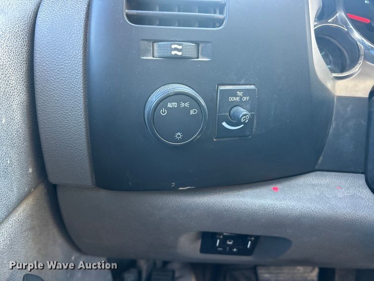 image for item ET6925 2011 Chevrolet Silverado 3500HD Ext. Cab flatbed pickup truck