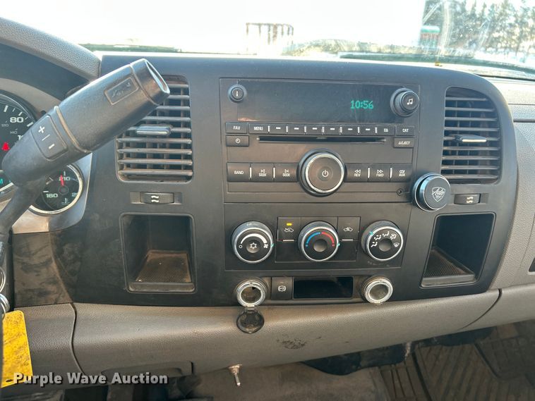 image for item ET6925 2011 Chevrolet Silverado 3500HD Ext. Cab flatbed pickup truck