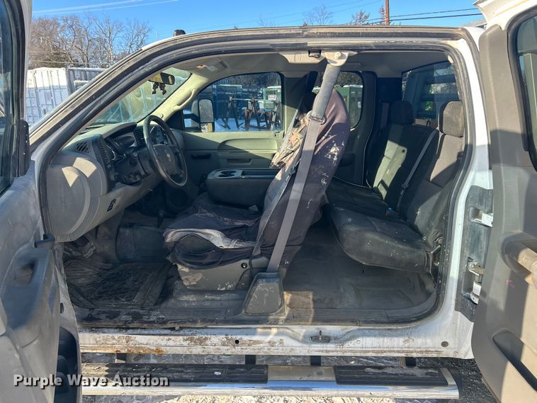 image for item ET6925 2011 Chevrolet Silverado 3500HD Ext. Cab flatbed pickup truck