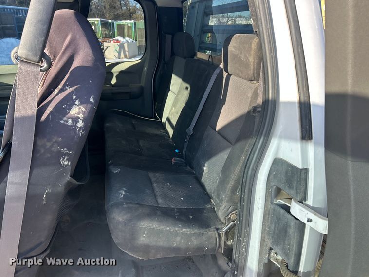 image for item ET6925 2011 Chevrolet Silverado 3500HD Ext. Cab flatbed pickup truck