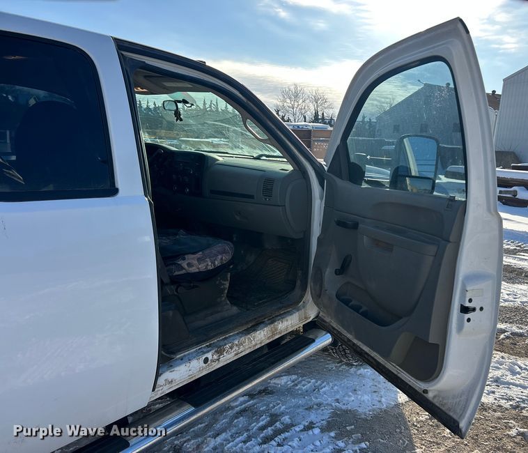 image for item ET6925 2011 Chevrolet Silverado 3500HD Ext. Cab flatbed pickup truck