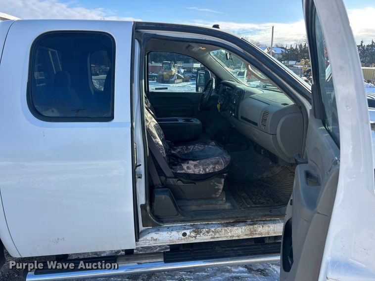 image for item ET6925 2011 Chevrolet Silverado 3500HD Ext. Cab flatbed pickup truck