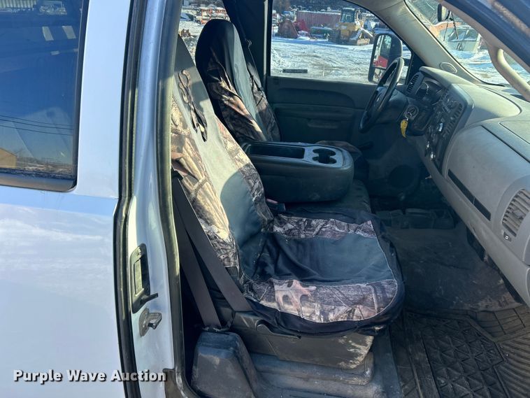 image for item ET6925 2011 Chevrolet Silverado 3500HD Ext. Cab flatbed pickup truck