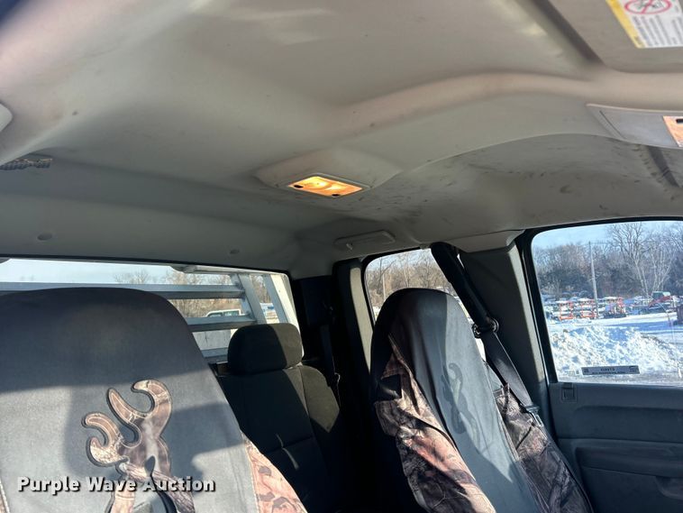 image for item ET6925 2011 Chevrolet Silverado 3500HD Ext. Cab flatbed pickup truck