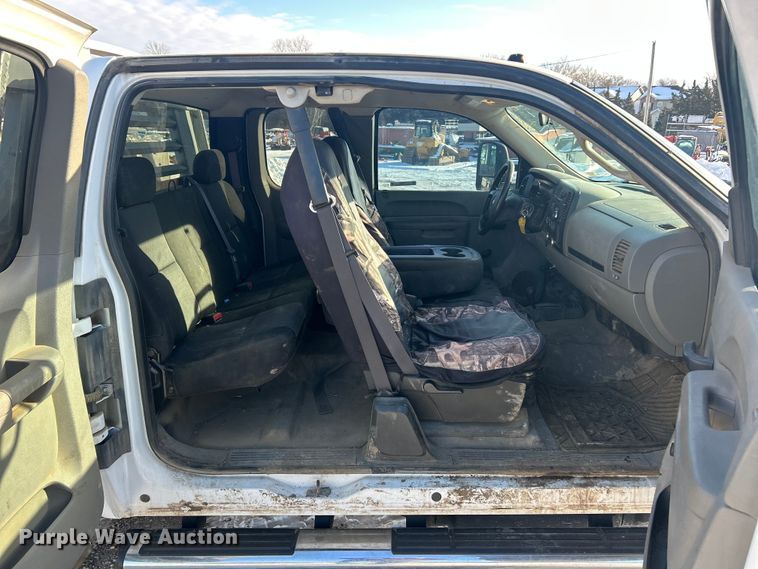 image for item ET6925 2011 Chevrolet Silverado 3500HD Ext. Cab flatbed pickup truck