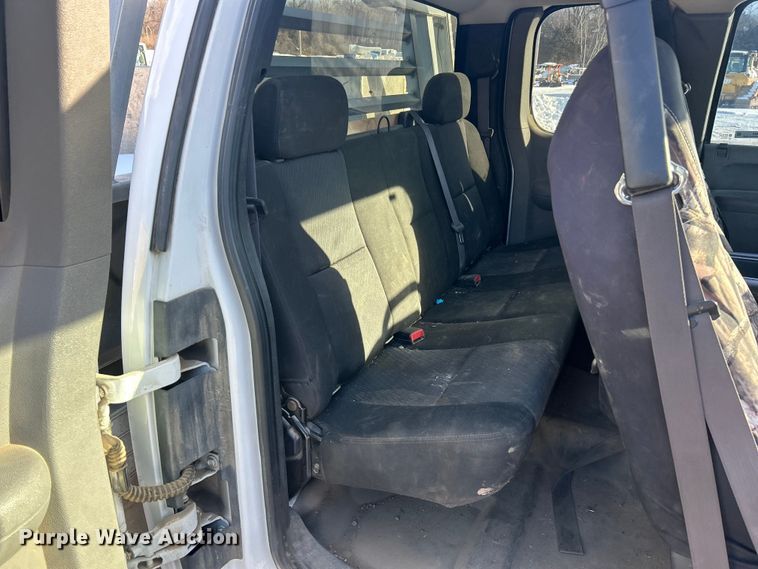 image for item ET6925 2011 Chevrolet Silverado 3500HD Ext. Cab flatbed pickup truck