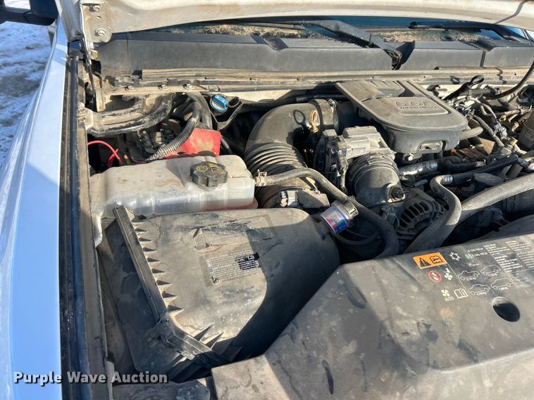 image for item ET6925 2011 Chevrolet Silverado 3500HD Ext. Cab flatbed pickup truck