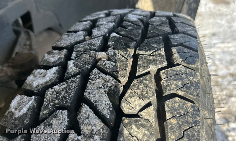 image for item ET6925 2011 Chevrolet Silverado 3500HD Ext. Cab flatbed pickup truck