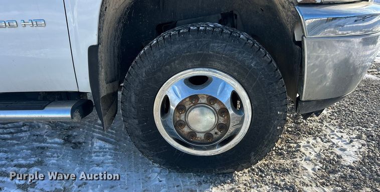 image for item ET6925 2011 Chevrolet Silverado 3500HD Ext. Cab flatbed pickup truck