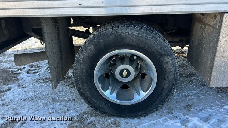 image for item ET6925 2011 Chevrolet Silverado 3500HD Ext. Cab flatbed pickup truck