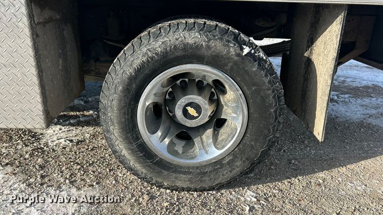 image for item ET6925 2011 Chevrolet Silverado 3500HD Ext. Cab flatbed pickup truck