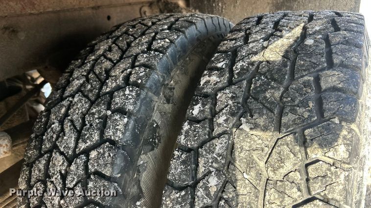 image for item ET6925 2011 Chevrolet Silverado 3500HD Ext. Cab flatbed pickup truck