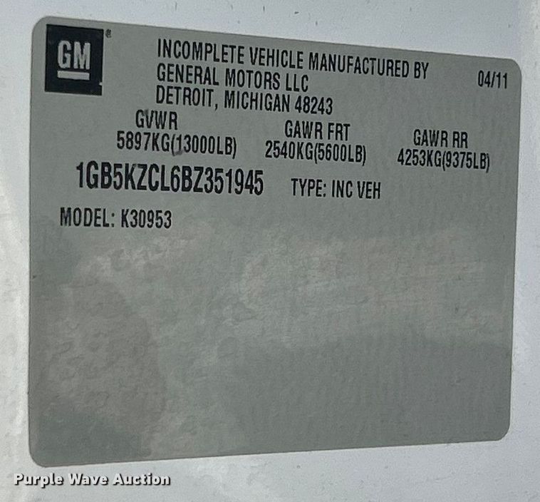 image for item ET6925 2011 Chevrolet Silverado 3500HD Ext. Cab flatbed pickup truck