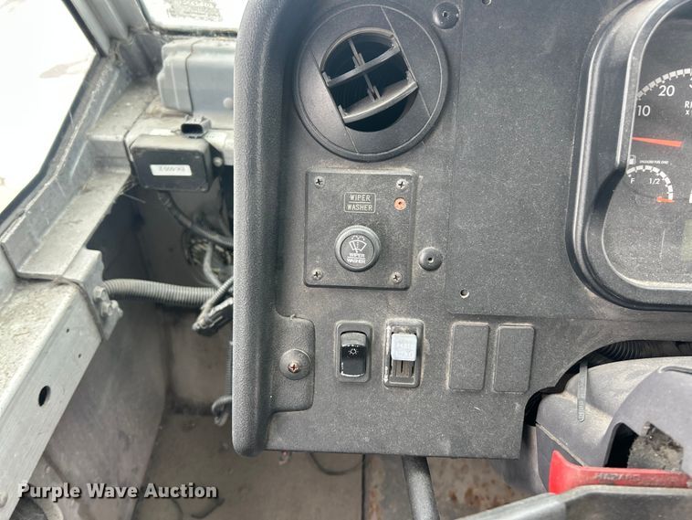 image for item ET6935 2015 Freightliner MT45 delivery truck