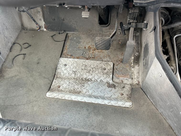 image for item ET6935 2015 Freightliner MT45 delivery truck