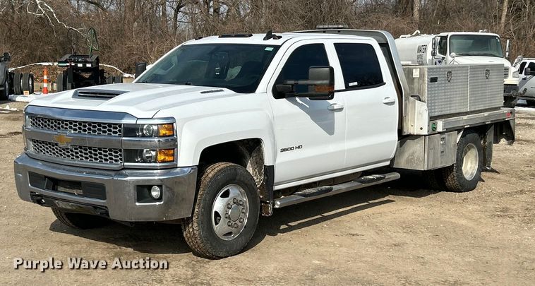 image for item ET6936 2019 Chevrolet Silverado 3500HD Crew Cab flatbed pickup truck