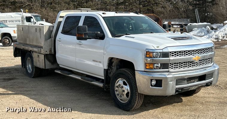image for item ET6936 2019 Chevrolet Silverado 3500HD Crew Cab flatbed pickup truck