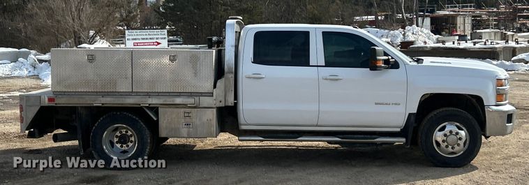 image for item ET6936 2019 Chevrolet Silverado 3500HD Crew Cab flatbed pickup truck