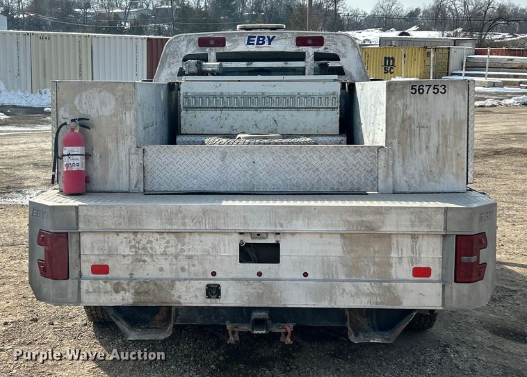 image for item ET6936 2019 Chevrolet Silverado 3500HD Crew Cab flatbed pickup truck