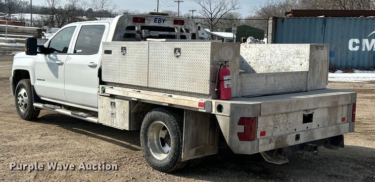 image for item ET6936 2019 Chevrolet Silverado 3500HD Crew Cab flatbed pickup truck