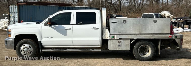 image for item ET6936 2019 Chevrolet Silverado 3500HD Crew Cab flatbed pickup truck
