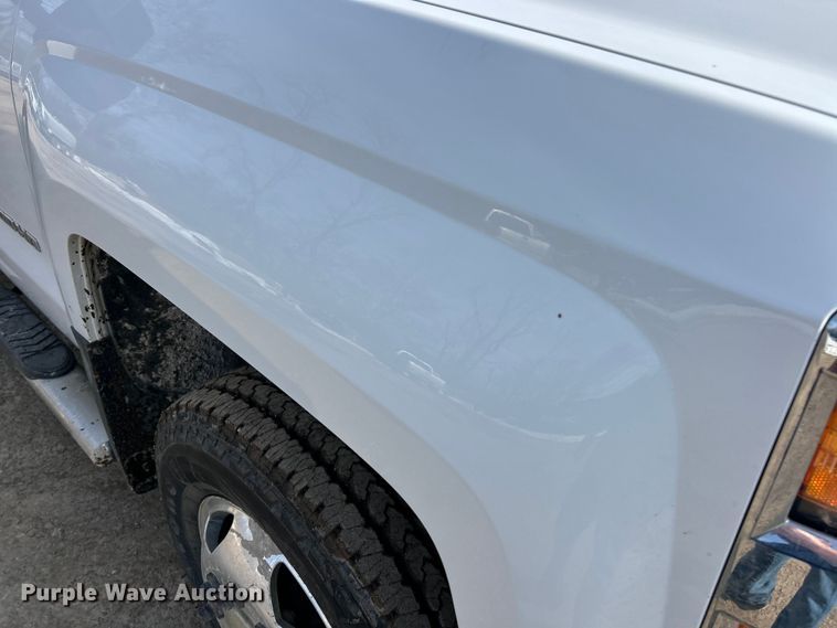 image for item ET6936 2019 Chevrolet Silverado 3500HD Crew Cab flatbed pickup truck