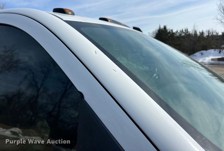 image for item ET6936 2019 Chevrolet Silverado 3500HD Crew Cab flatbed pickup truck