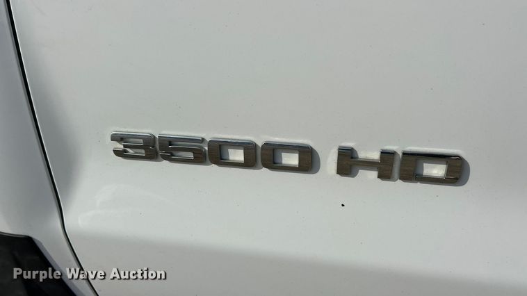 image for item ET6936 2019 Chevrolet Silverado 3500HD Crew Cab flatbed pickup truck