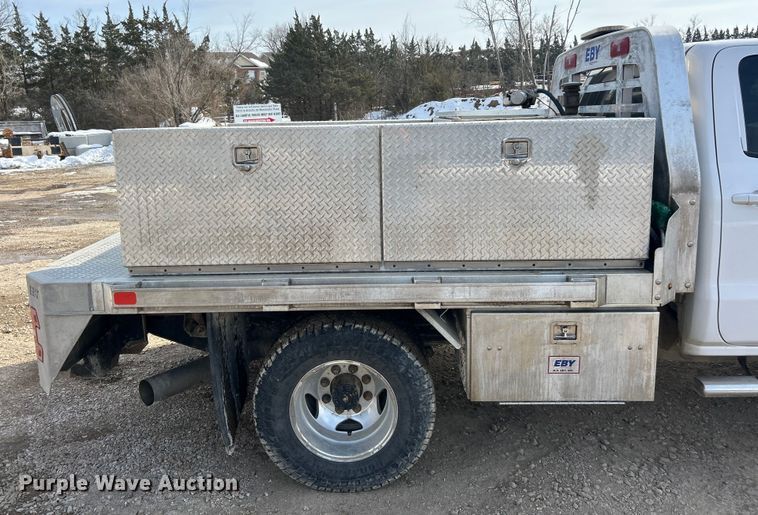 image for item ET6936 2019 Chevrolet Silverado 3500HD Crew Cab flatbed pickup truck