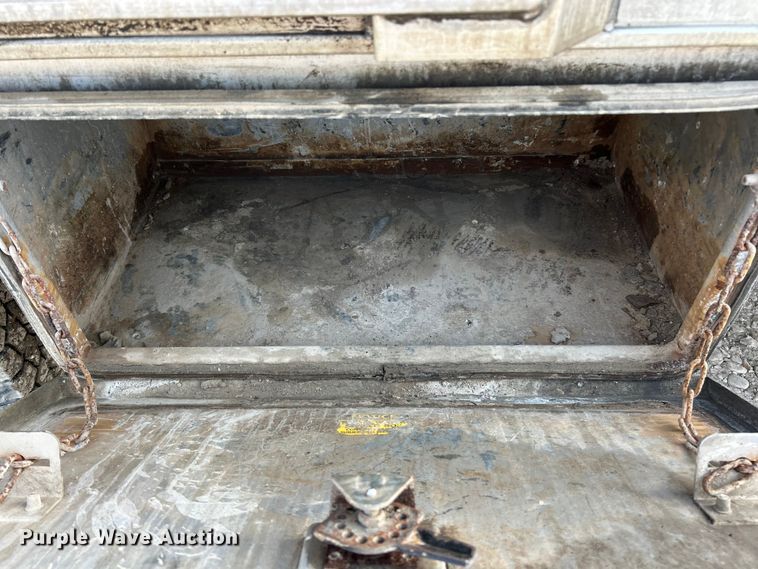 image for item ET6936 2019 Chevrolet Silverado 3500HD Crew Cab flatbed pickup truck