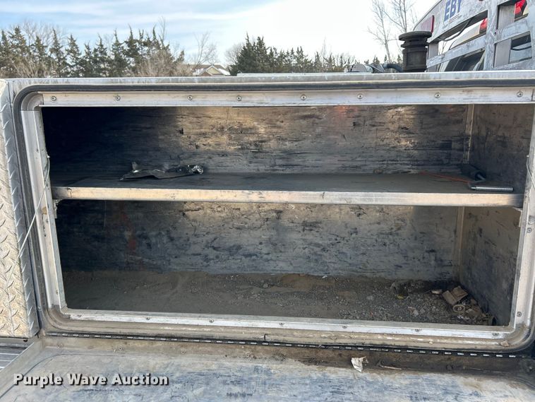 image for item ET6936 2019 Chevrolet Silverado 3500HD Crew Cab flatbed pickup truck