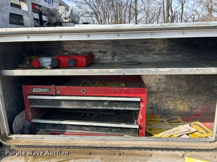 image for item ET6936 2019 Chevrolet Silverado 3500HD Crew Cab flatbed pickup truck