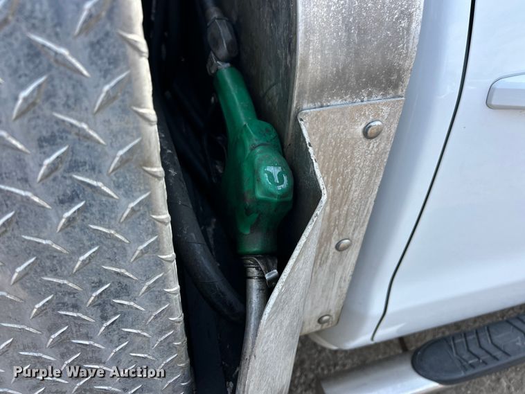 image for item ET6936 2019 Chevrolet Silverado 3500HD Crew Cab flatbed pickup truck