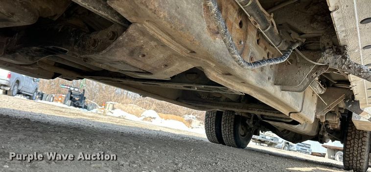 image for item ET6936 2019 Chevrolet Silverado 3500HD Crew Cab flatbed pickup truck