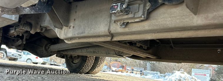 image for item ET6936 2019 Chevrolet Silverado 3500HD Crew Cab flatbed pickup truck