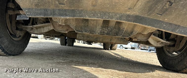 image for item ET6936 2019 Chevrolet Silverado 3500HD Crew Cab flatbed pickup truck