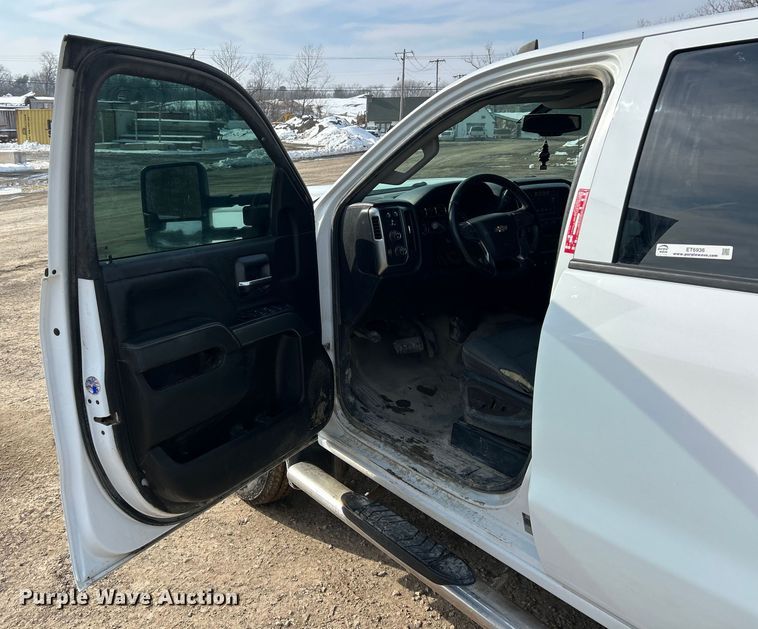 image for item ET6936 2019 Chevrolet Silverado 3500HD Crew Cab flatbed pickup truck