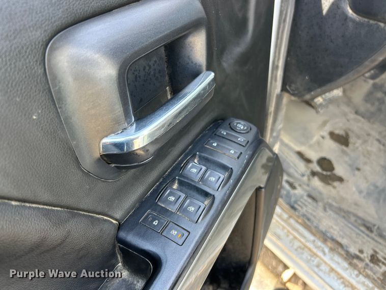 image for item ET6936 2019 Chevrolet Silverado 3500HD Crew Cab flatbed pickup truck