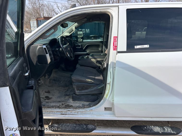 image for item ET6936 2019 Chevrolet Silverado 3500HD Crew Cab flatbed pickup truck