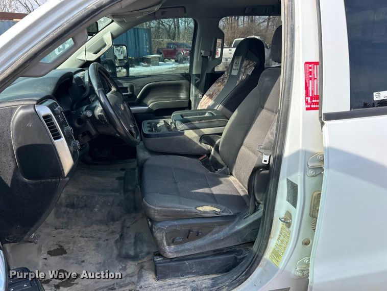 image for item ET6936 2019 Chevrolet Silverado 3500HD Crew Cab flatbed pickup truck