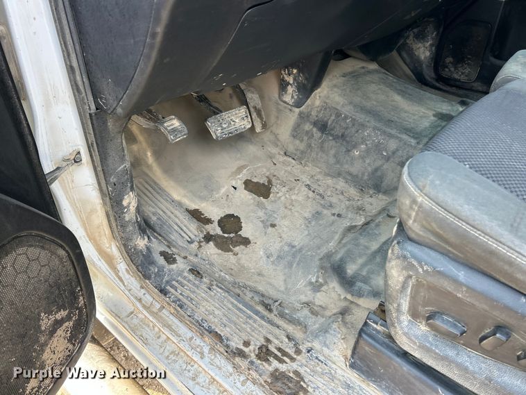 image for item ET6936 2019 Chevrolet Silverado 3500HD Crew Cab flatbed pickup truck