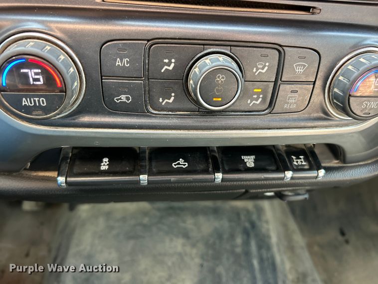 image for item ET6936 2019 Chevrolet Silverado 3500HD Crew Cab flatbed pickup truck