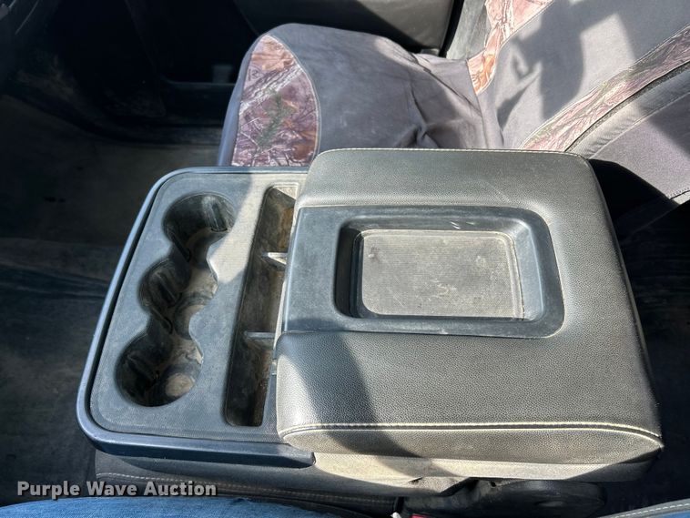 image for item ET6936 2019 Chevrolet Silverado 3500HD Crew Cab flatbed pickup truck